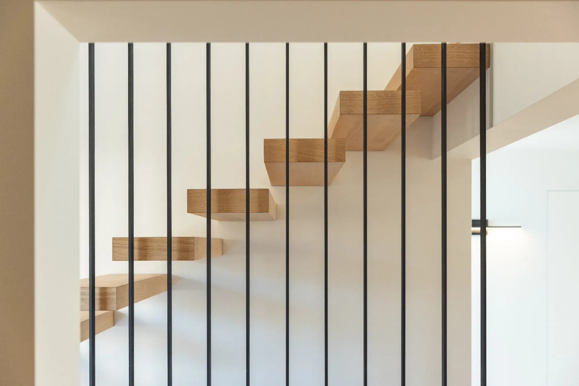 Trepte Rezidențiale - Design contemporan cu linii curate